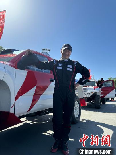 在新疆喀什市拉开序幕的环塔国际拉力赛中，6