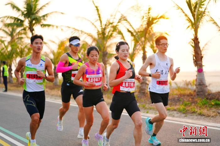 2026茂名马拉松赛近万名跑者齐聚 全程赛道优化文