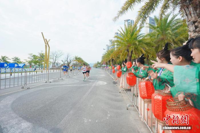 2026茂名马拉松赛近万名跑者齐聚 全程赛道优化文