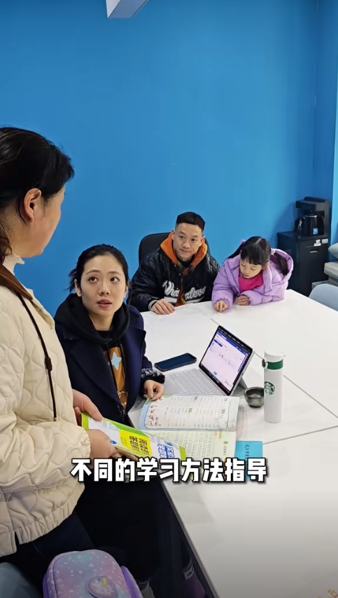 杨威双胞胎女儿在家上学引热议