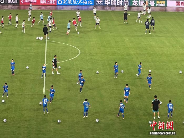 苏超南京队主场迎战徐州队 校园足球发展成果显