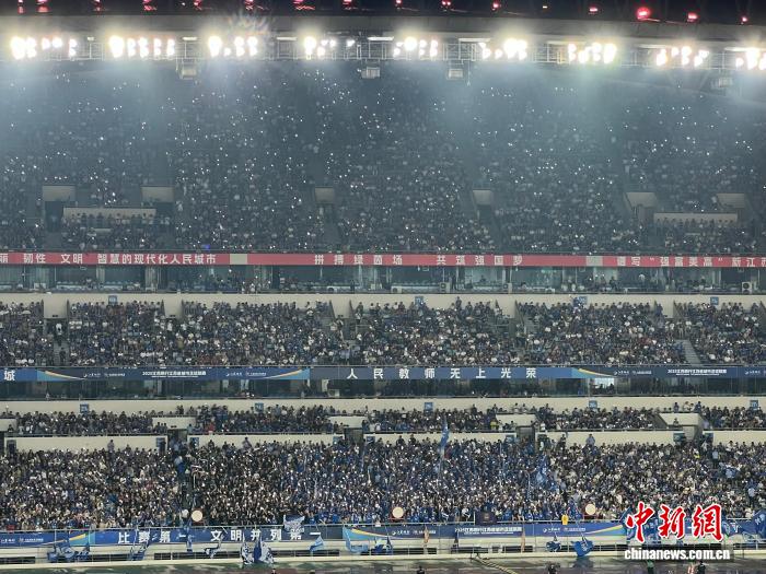 苏超南京队主场迎战徐州队 校园足球发展成果显