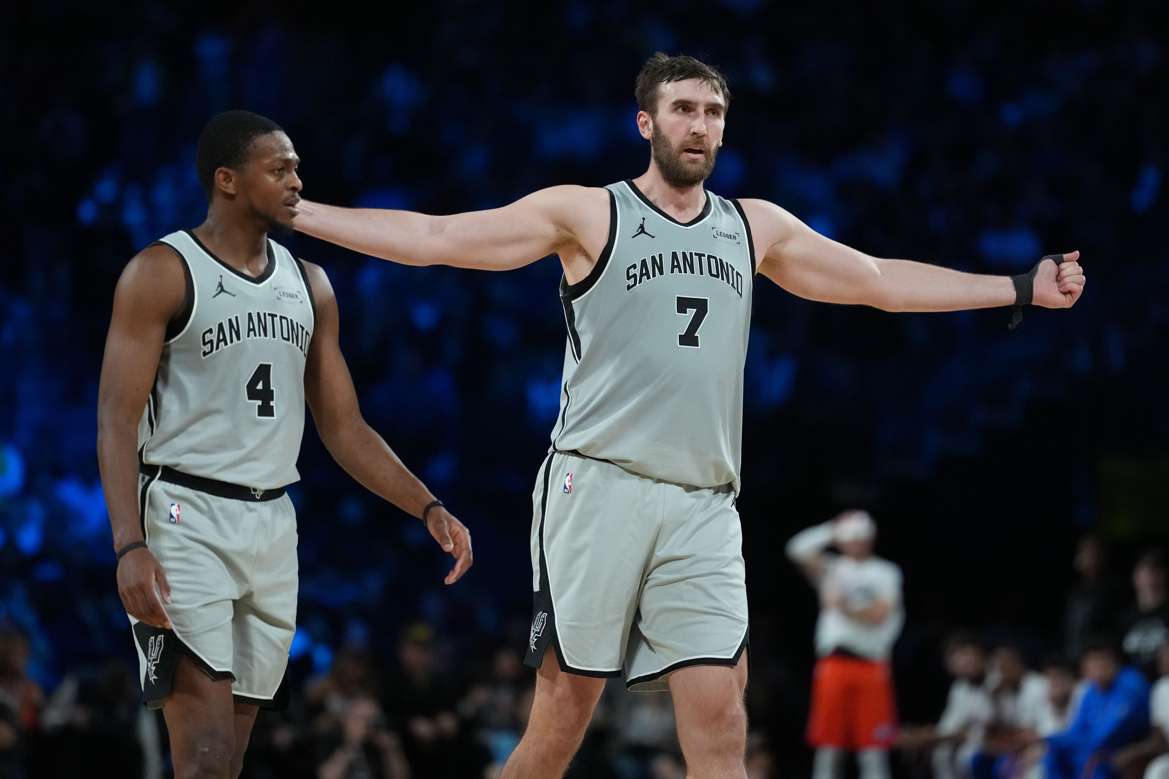 哈珀关键三分助马刺逆转胜76人 文班伤退