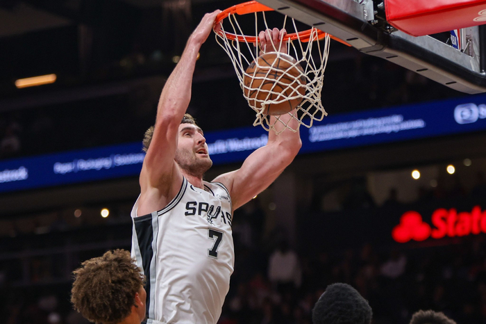 哈珀关键三分助马刺逆转胜76人 文班伤退