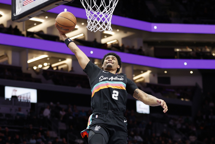 哈珀关键三分助马刺逆转胜76人 文班伤退