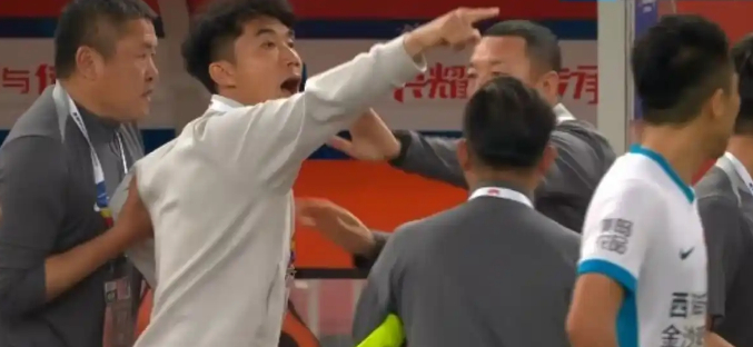 郑智红牌离场引争议 追加处罚或致帅位不稳